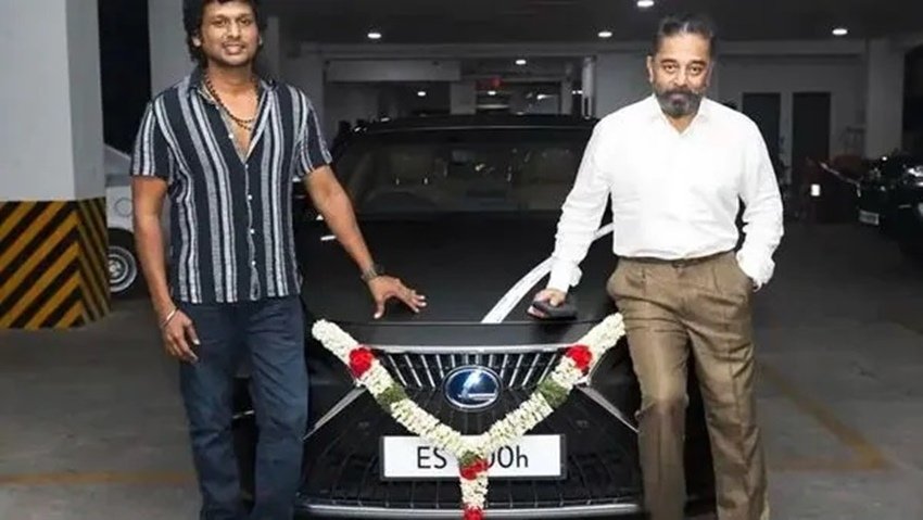 सुपरस्टार कमल हासन (Kamal Haasan) की हाल ही में रिलीज हुई फिल्म 'विक्रम' (Vikram) को लोग काफी पसंद कर रहे हैं। फिल्म के हिट होते ही कमल हासन ने फिल्म के डायरेक्टर लोकेश कनगराज (Lokesh Kanagaraj) को करीब ढाई करोड़ कीमत की एक लग्जरी कार गिफ्ट की है। इतना ही नहीं, कमल हासन ने फिल्म के 13 असिस्टेंट डायरेक्टर्स को बाइक गिफ्ट की हैं। 