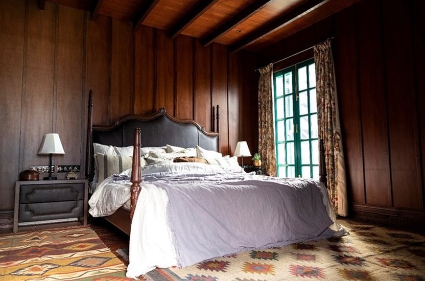 इस घर में एक, दो नहीं बल्कि काफी सारे बेडरूम हैं।