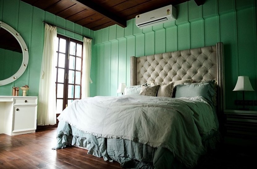 कंगना का कहना है कि हमें अपने कल्चर से बेहद प्यार है इसलिए घर को अपने कल्चर के हिसाब से ही डिजाइन किया गया है।