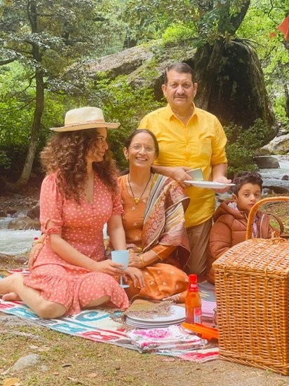 हाल ही में कंगना रनौत ने कुछ तस्वीरें साझा कीं जिनमें वह फैमिली के साथ पिकनिक मनाती दिख रही हैं।