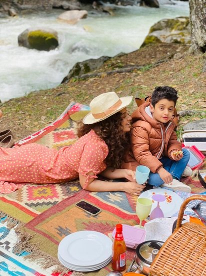 तस्वीरों को शेयर करते हुए कंगना लिखा है कि परिवार के साथ अपने फेवरेट जगह पर।