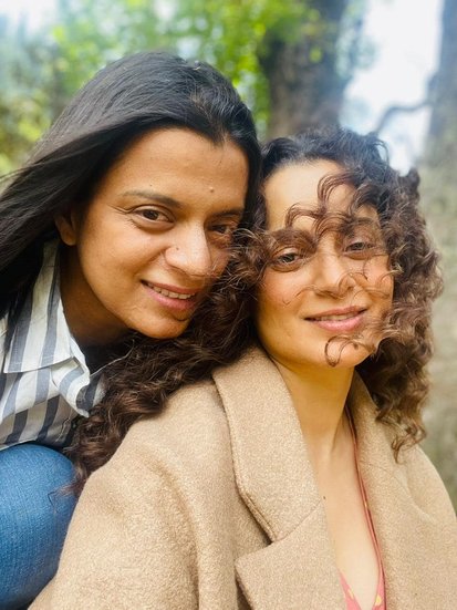 बहन रंगोली के साथ कंगना रनौत।