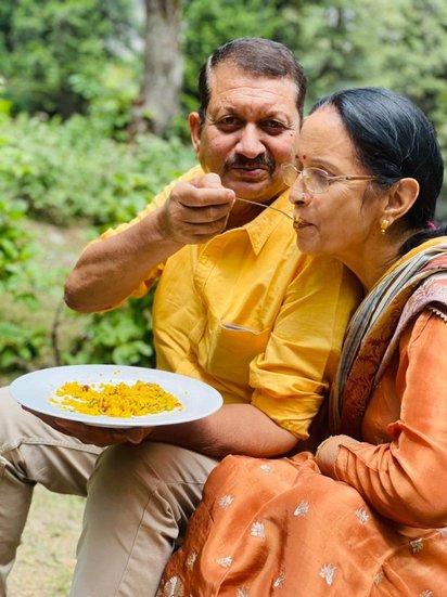 कंगना रनौत की मां को अपने हाथों से पोहा खिलाते उनके पिता।