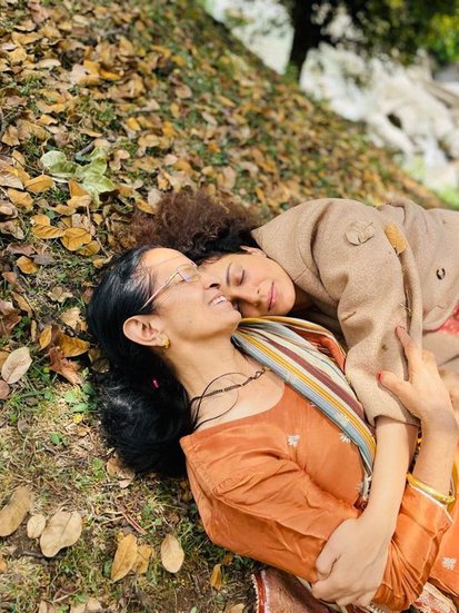 मां के साथ कंगना रनौत।