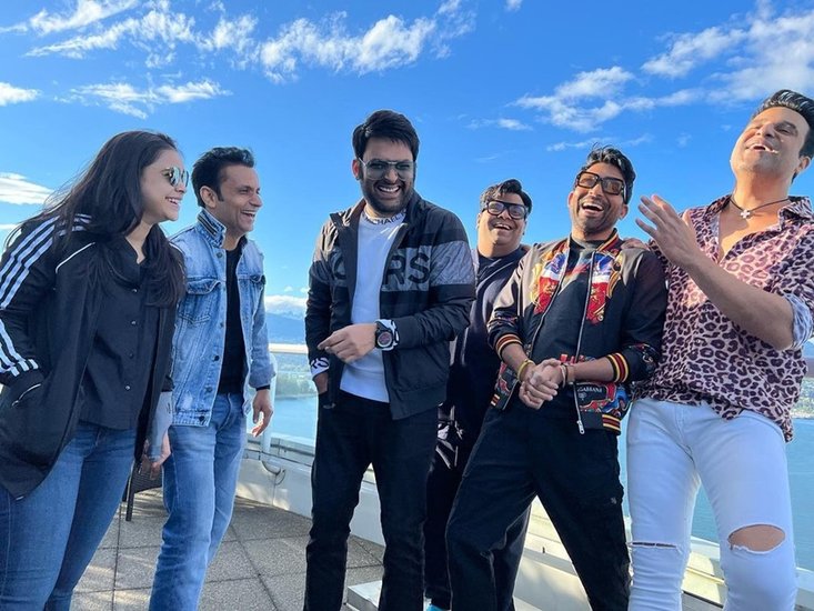 कॉमेडियन कपिल शर्मा (Kapil Sharma) और उनकी टीम लाइव शो के लिए कनाडा पहुंच चुकी है। मुंबई से निकलने से लेकर कनाडा पहुंचने तक पूरी टीम बेहद उत्साहित दिखी और कनाडा में लाइव शो के लिए उनके फैंस भी लंबे समय से उनका इंतजार कर रहे हैं। तस्वीरों में कृष्णा अभिषेक (Krushna Abhishek), सुमोना चक्रवर्ती (Sumona Chakravarti), किकू शारदा (Kiku Sharda), चंदन प्रभाकर (Chandan Prabhakar) समेत टीम के अन्य लोग बेहद स्टाइलिश नजर आ रहे हैं। 