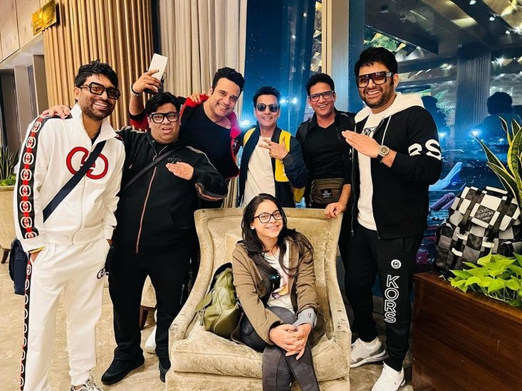 कई फैंस तो कमेंट में कपिल को यह भी कह रहे हैं कि पहले की तरह इस बार भी वहां से लड़ाई करके मत आना। दरअसल कुछ साल पहले जब कपिल शर्मा अपनी टीम के साथ विदेश में लाइव शो के लिए गए थे तो टीम के सदस्य सुनील ग्रोवर के साथ उनकी लड़ाई हो गई थी जिसके बाद सुनील ने शो छोड़ दिया था। (All Photos: Kapil Sharma Instagram)
