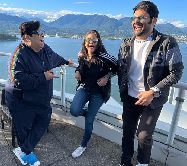 कपिल शर्मा और उनकी पूरी टीम इस लाइव शो को लेकर बेहद खुश नजर आ रही है। (यह भी पढ़ें: OTT पर देख सकते हैं मैरिटल रेप पर बेस्ड ये वेब सीरीज और फिल्में, पंकज त्रिपाठी जैसे एक्टर्स ने दिखाया है दम)