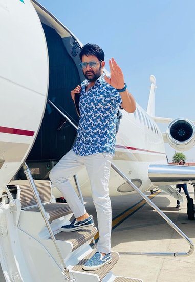 इस वक्त देश के टॉप कॉमेडियन कपिल शर्मा भी इन्हीं में से एक हैं। द कपिल शर्मा शो में आई विद्या बालन समेत अन्य स्टार्स ने शूटिंग में कपिल के देर से आने पर सवाल उठाया था। साथ ही कई बार कपिल फोटोग्राफर्स पर भी भड़कते नजर आए हैं जिसके बाद उन्हें आम पब्लिक के गुस्से का भी सामना करना पड़ा था। (Photo: Kapil Sharma Instagram) (यह भी पढ़ें: कनाडा पहुंची कपिल शर्मा की मंडली, सुमोना से कृष्णा तक का दिखा स्टाइलिश अंदाज)