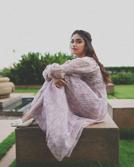 Keerthy Suresh: कीर्ति सुरेश को एक इवेंट में काम करने के लिए पहली कमाई के तौर पर 500 रुपये मिले थे।  (Photo: Keerthy Suresh Instagram) (यह भी पढ़ें: 6 साल बाद पत्नी से तलाक ले रहे हैं रैपर रफ्तार, ये सिंगर्स भी तलाक लेकर हो चुके हैं अलग, एक से हर्जाने में मांगे गए थे 10 करोड़)