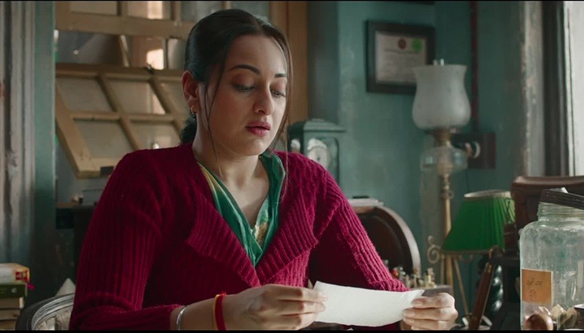 Khandaani Shafakhana: इस फिल्म में सोनाक्षी सिन्हा ने लीड रोल प्ले किया था। इसमें रैपर बादशाह भी थे। इसके भी दो ट्रेलर आए थे। (यह भी पढ़ें: कई सालों से हिट के लिए तरस रहे बॉलीवुड के ये बड़े स्टार्स, सबकी आखिरी मूवी रही फ्लॉप)