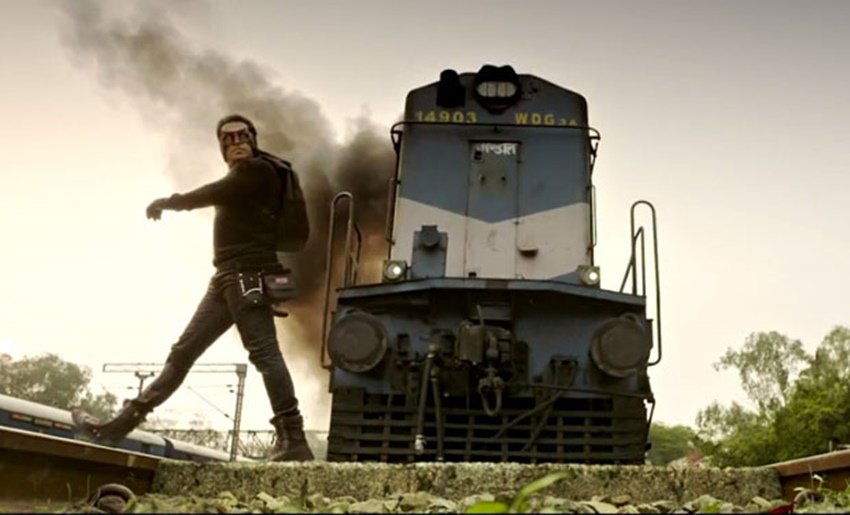 Kick: सलमान खान इस फिल्म में ट्रेन के आगे जो स्टंट करते नजर आते हैं, वह VFX का ही कमाल है। यह फिल्म सलमान खान की ब्लॉकबस्टर फिल्मों में से एक है। 