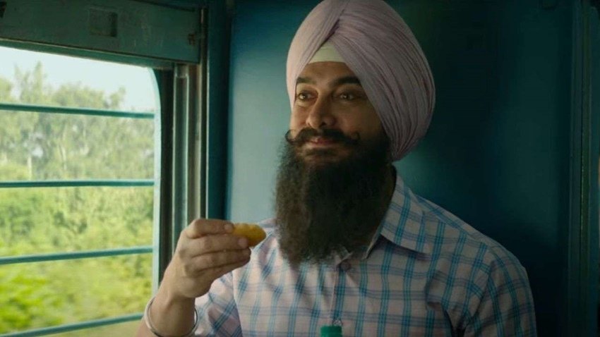 आमिर खान (Amir Khan) अपनी फिल्म 'लाल सिंह चड्ढा' (Lal Singh Chaddha) का दूसरा ट्रेलर (Lal Singh Chaddha Second Trailer) लाने की प्लानिंग कर रहे हैं। दरअसल आमिर खान की इस फिल्म के साथ अक्षय कुमार (Akshay Kumar) की फिल्म 'रक्षा बंधन' (Raksha Bandhan) का क्लैश हो रहा है। ऐसे में दर्शकों को लुभाने के लिए आमिर 'लाल सिंह चड्ढा' का दूसरा ट्रेलर ला रहे हैं। हालांकि ऐसा पहली बार नहीं है जब किसी फिल्म के दो ट्रेलर आए हों। इससे पहले भी कई फिल्मों के दो ट्रेलर आ चुके हैं। कुछ के ट्रेलर मेकर्स को दूसरी फिल्मों संग क्लैश के डर से लाने पड़े तो कुछ ने ऑडियंस से अच्छे कनेक्ट के लिए दो ट्रेलर रिलीज किए। 
