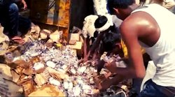 मप्रः टीकमगढ़ में पलटा शराब का ट्रक तो लोगों में मच गई लूट की होड़, यूजर्स ने ऐसे लिए मजे