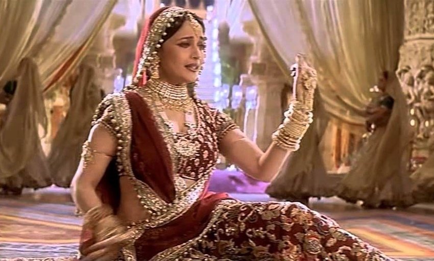 माधुरी दीक्षित ने 'देवदास' फिल्म के सॉन्ग 'काहे छेड़' में 30 किलो का लहंगा पहनकर परफॉर्मेंस दी थी। (All Photos: Social Media)