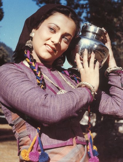 Mandakini: मंदाकिनी 80 और 90 के दशक में करीब 10 सालों तक फिल्म इंडस्ट्री में रहीं। मंदाकिनी ने राज कपूर (Raj Kapoor) की फिल्म राम तेरी गंगा मैली (Ram Teri Ganga Maili) से बॉलीवुड डेब्यू किया था। आखिरी बार वह साल 1996 में गोविंदा (Govinda) के साथ फिल्म जोरदार में दिखी थीं। करीब 26 साल बाद वह एक बार फिर से एक्टिंग करती नजर आने वाली हैं।