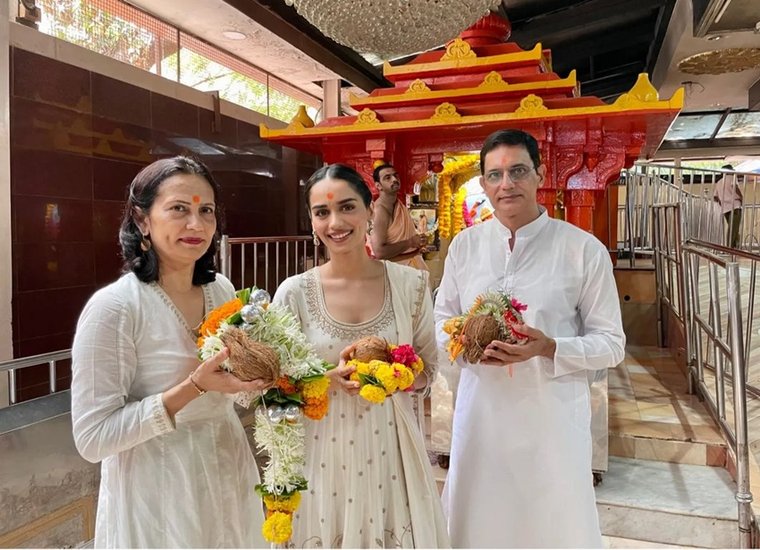 अक्षय कुमार (Akshay Kumar) और मानुषी छिल्लर (Manushi Chillar) की फिल्म 'सम्राट पृथ्वीराज' (Samrat Prithviraj) आज सिनेमाघरों में रिलीज हो गई है। फिल्म की सफलता के लिए एक्ट्रेस मानुषी छिल्लर सिद्धिविनायक मंदिर पहुंची। 