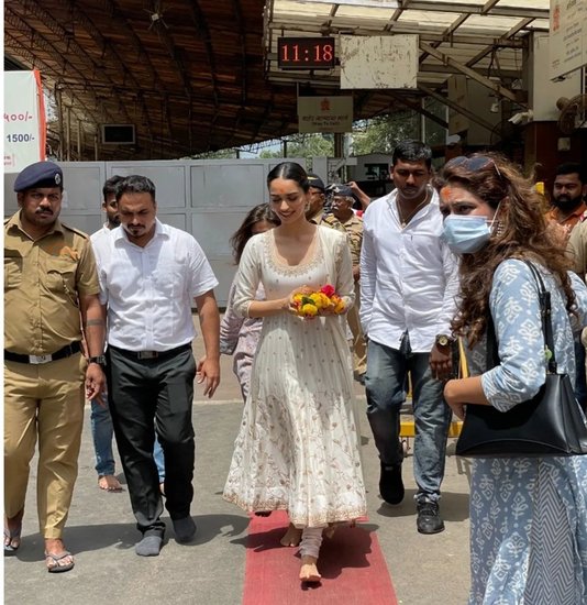 मानुषी छिल्लर इस फिल्म से बॉलीवुड में डेब्यू कर रही हैं।
