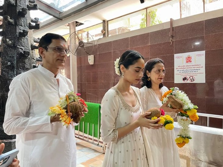 इस दौरान मानुषी के पेरेंट्स भी उनके साथ रहे।