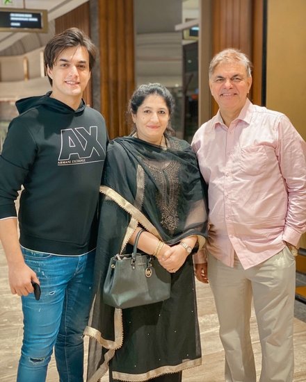टीवी शो 'ये रिश्ता क्या कहलाता है' (Yeh Rishta Kya Kehlata Hai) से फेम पाने वाले एक्टर मोहसिन खान (Mohsin Khan) इन दिनों अपने अगले प्रोजेक्ट की शूटिंग में व्यस्त हैं। इस बीच वह फैमिली संग समय बिताने का मौका भी नहीं छोड़ते। वह अपनी मां और पिता संग अक्सर तस्वीरें भी शेयर करते रहते हैं। 