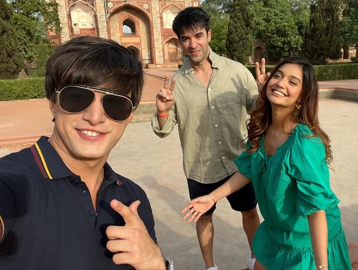 मोहसिन खान (Mohsin Khan) और शिवांगी जोशी (Shivangi Joshi) ने टीवी शो 'ये रिश्ता क्या कहलाता है' (Yeh Rishta Kya Kehlata Hai) में करीब 6 साल तक साथ काम किया था। यहीं से दोनों को पहचान मिली थी। अब दोनों ही इस नाटक से अलग हो चुके हैं और अलग-अलग काम कर रहे हैं। जहां इस वक्त शिवांगी जोशी 'खतरों के खिलाड़ी 12' (Khatron ke Khiladi 12) का हिस्सा हैं तो वहीं मोहसिन खान दिल्ली में शूटिंग कर रहे हैं। 