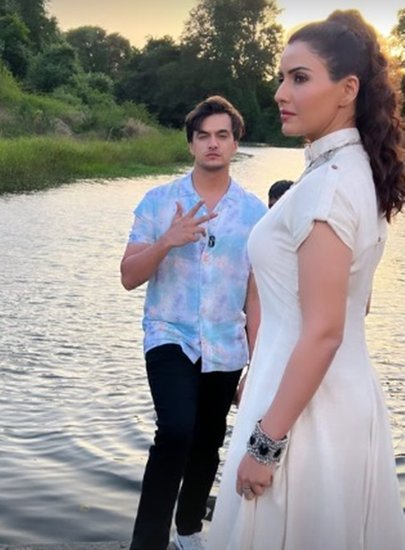 टीवी शो 'ये रिश्ता क्या कहलाता है' (Yeh Rishta Kya Kehlata Hai) में मोहसिन खान (Mohsin Khan) और शिवांगी जोशी (Shivangi Joshi) की जोड़ी को बेहद पसंद किया गया था लेकिन शो से निकल कर दोनों अलग-अलग काम कर रहे हैं। शिवांगी जोशी 'खतरों के खिलाड़ी 12' (Khatron Ke Khiladi 12) में जा रही हैं तो वहीं मोहसिन खान एक्ट्रेस स्मृति कालरा (Smriti Kalra) संग नए प्रोजेक्ट की शूटिंग कर रहे हैं। 