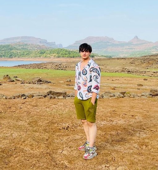 शिवांगी जोशी (Shivangi Joshi) और मोहसिन खान (Mohsin Khan) ने टीवी शो 'ये रिश्ता क्या कहलाता है' (Yeh Rishta Kya Kehlata Hai) से खूब सुर्खियां बटोरी थीं। शो में दोनों की जोड़ी को काफी पसंद किया गया था। यहीं से खबरें आईं थी कि दोनों एक-दूसरे को डेट (Shivangi Joshi and Mohsin Khan Relationship) कर रहे हैं। हालांकि फिलहाल दोनों स्टार अलग-अलग प्रोजेक्ट में काम कर रहे हैं। शिवांगी जोशी साउथ अफ्रीका में 'खतरों के खिलाड़ी 12' (Khatron ke Khiladi 12) की शूटिंग कर रही हैं तो मोहसिन खान नासिक में हैं। 