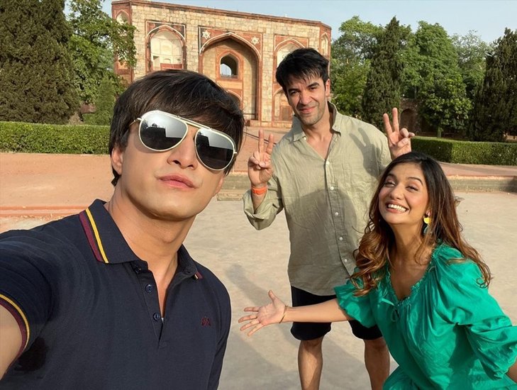 मोहसिन खान और दिव्या अग्रवाल दिल्ली के हुमायूं का मकबरा में शूटिंग कर रहे हैं।
