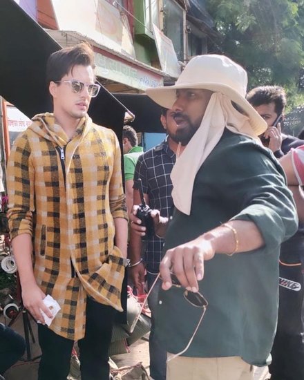 इन डायरेक्टर का नाम है रंजू वर्गीस। मोहसिन ने डायरेक्टर रंजू के साथ यह तस्वीर शेयर करते हुए लिखा है कि डायरेक्टर रंजू के साथ उन्होंने तीन गाने कर लिए हैं और उनका एक्सपीरियंस बेहद अच्छा रहा है। 