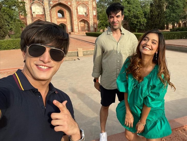 बीते करीब एक हफ्ते से यह शूटिंग चल रही है और मोहसिन खान सोशल मीडिया के जरिए लगातार फैंस के साथ अपडेट भी शेयर कर रहे हैं। (यह भी पढ़ें: मोहसिन खान को पसंद है स्काई डाइविंग, शिवांगी जोशी के दोस्त ने तस्वीरों में दिखाया आसमान से धरती का खूबसूरत नजारा)