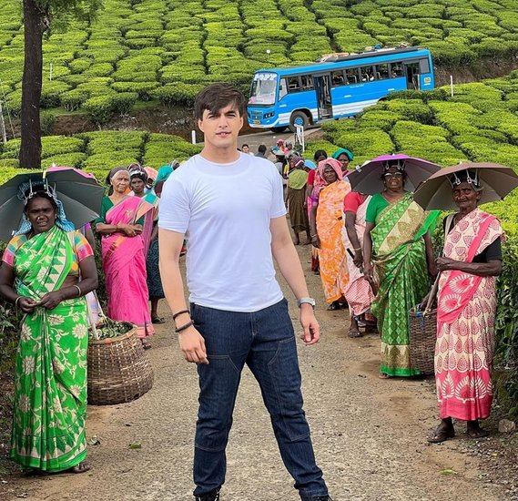 अब तक उन्होंने तीन गाने एक ही डायरेक्टर के साथ किए हैं और एक ही डायरेक्टर के साथ शूटिंग की हैटट्रिक लगाई है।