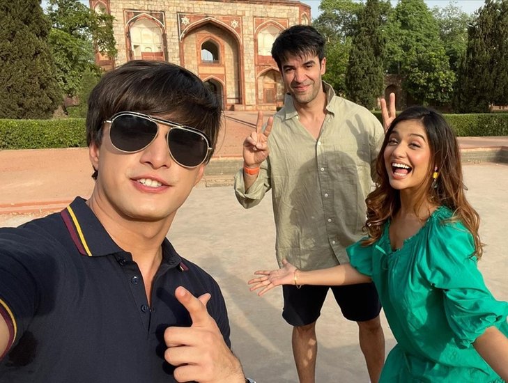 जानकारी के अनुसार मोहसिन और दिव्या एक गाने की शूटिंग कर रहे हैं। (यह भी पढ़ें: जब स्कूल में शिवांगी जोशी की सीट पर चॉकलेट और फूल रख जाते थे लड़के, ऐसा होता था मोहसिन खान की दोस्त का रिएक्शन)
