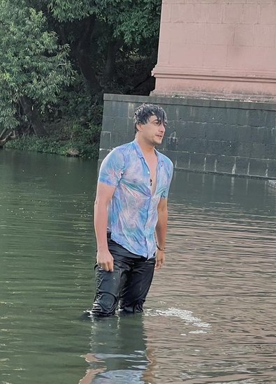 इस प्रोजेक्ट से पहले मोहसिन खान ने अनेरी वजानी संग शूटिंग की थी।