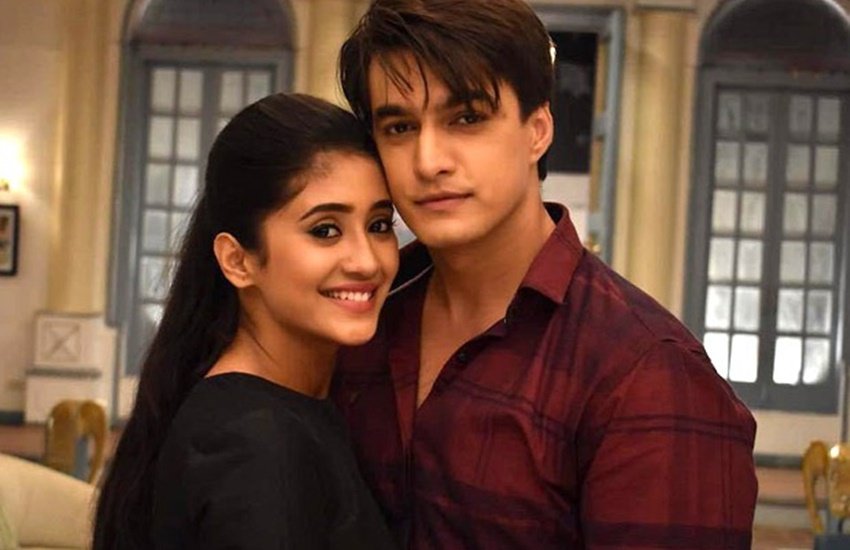 कई बार ऐसा हुआ जब किसी भी शो के चर्चित सितारों ने अचानक से शो को अलविदा कह दिया। तारक मेहता का उल्टा चश्मा (Taarak Mehta Ka Ooltah Chashma) में दयाबेन का किरदार निभाने वालीं दिशा वकानी (Disha Wakani) इसका सटीक उदाहरण हैं।  वहीं कई मर्तबा ना चाहते हुए भी एक्टर्स को शो से बाहर होना पड़ा। आइए जानते हैं ऐसे ही कुछ नाम: