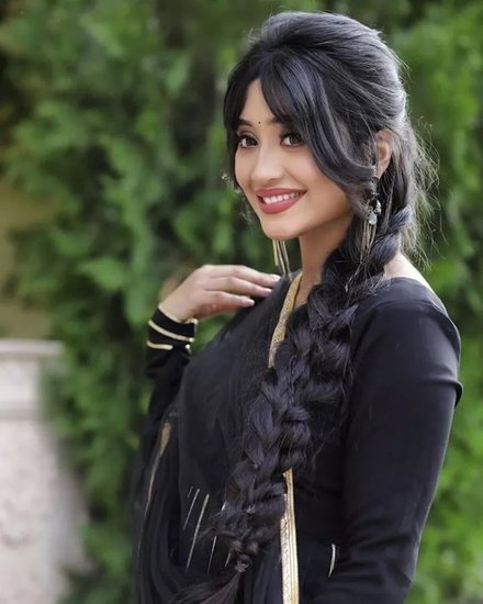 Shivangi Joshi: शिवांगी जोशी मोहसिन खान के साथ शो में नायरा का किरदार निभाती थीं। उन्हें भी शो में लीप आने के बाद शो को अलविदा कहना पड़ा था।