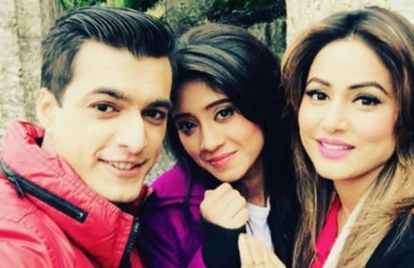 Shivangi Joshi vs Hina Khan: ये रिश्ता क्या कहलाता है (Yeh Rishta Kya Kehlata Hai) टेलीविजन का पॉपुलर शो है। यह श करीब 10 सालों से लोगों का मनोरंजन कर रहा है। इस शो ने मोहसिन खान (Mohsin Khan) समेत हिना खान और शिवांगी जोशी को खूब शोहरत दिलाई। शिवांगी जोशी हिना खान को अपना रोल मॉडल मानती हैं। दोनों एक्ट्रेसेस कई बार एक ही रंग के कपड़ों में नजर आई हैं। देखिए सेम कलर की ड्रेस में कौन लगता है ज्यादा बेहतर: 