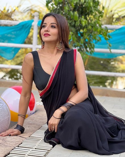 भोजपुरी एक्ट्रेस मोनालिसा (Bhojpuri Actress Monalisa) की काफी अच्छी फैन फॉलोइंग है। अब मोनालिसा भोजपुरी इंडस्ट्री से बाहर निकलकर भी कई प्रोजेक्ट कर रही हैं जिसके चलते देशभर में लोग उन्हें जानने लगे हैं। इस बीच मोनालिसा ने कुछ तस्वीरें शेयर की हैं। इन तस्वीरों में मोनालिसा ब्लैक साड़ी में नजर आ रही हैं।   