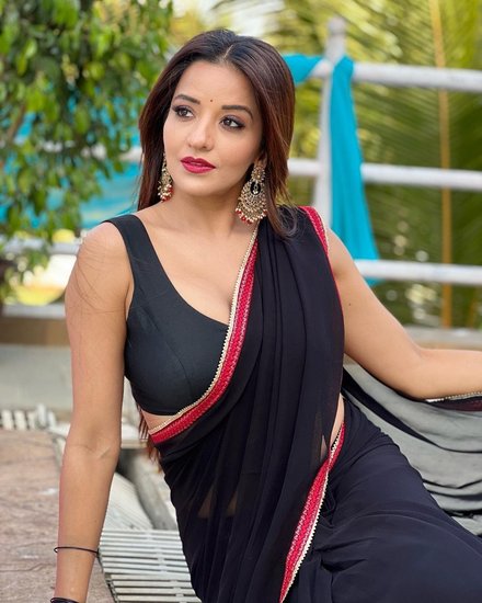कोई मोनालिसा को कमेंट में हॉट कह रहा है तो कोई गॉर्जियस बता रहा है।