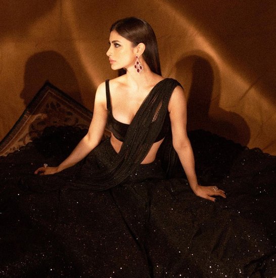 एक्ट्रेस मौनी रॉय (Mouni Roy) ने कई टीवी शो में काम किया है और 'नागिन' (Naagin) उनके चर्चित टीवी शो में से एक है। इसमें उन्होंने नागिन (Mouni Roy as Naagin) का ही किरदार निभाया है। अब वह जल्द ही रणबीर कपूर (Ranbir Kapoor), आलिया भट्ट (Alia Bhatt) और अमिताभ बच्चन (Amitabh Bachchan) स्टारर फिल्म 'ब्रह्मास्त्र' (Brahmastra) में नजर आने वाली हैं। यह फिल्म 9 सितंबर को सिनेमाघरों में रिलीज (Brahmastra Release Date) होगी। इस बीच मौनी रॉय (Mouni Roy) ने ब्लैक साड़ी में हॉट तस्वीरें शेयर की हैं। 