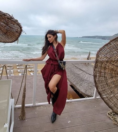 मौनी रॉय (Mouni Roy) ने सोशल मीडिया पर कुछ नई तस्वीरें (Mouni Roy New Photos) शेयर की हैं। इन तस्वीरों में मौनी समुद्र के किनारे नजर आ रही हैं। साथ ही इन तस्वीरों को शेयर कर मौनी ने बताया है कि वह किसी के प्यार में हैं। मौनी टीवी शो 'नागिन' (Mouni Roy as Naagin) में नागिन का किरदार निभा चुकी हैं।    