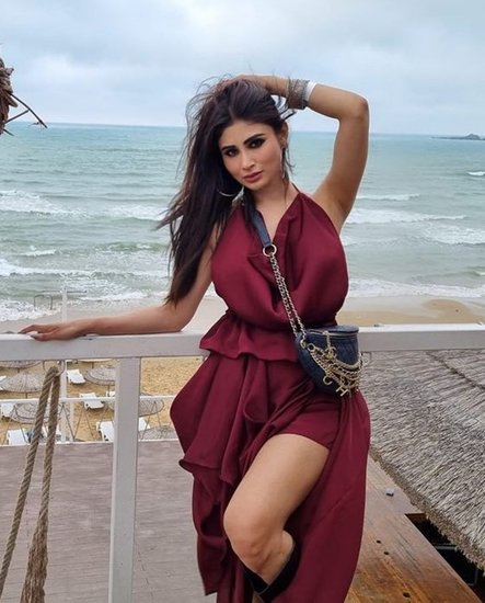 नागिन की सफलता के बाद मौनी ने शूटिंग पर देर से आना शुरू कर दिया था जिसके चलते वह मेकर्स के निशाने पर आ गई थीं। (Photo: Mouni Roy Instagram)