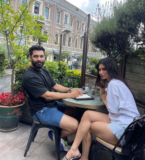 टीवी शो 'नागिन' (Naagin) में नागिन का किरदार निभाने वाली एक्ट्रेस मौनी रॉय (Mouni Roy) इन दिनों तुर्की में वेकेशन एंजॉय कर रही हैं। यहां वह अपने और दोस्तों के साथ हैं। अब मौनी ने अपने पति सूरज नाम्बियार संग तस्वीरें शेयर की हैं। 