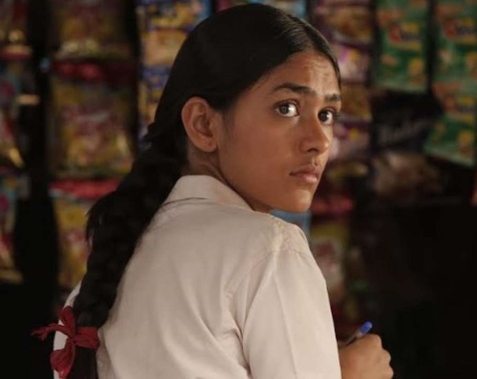 मृणाल ठाकुर के पास आज कई बड़े प्रोजेक्ट्स हैं। उन्होंने नाटकों में काम करने के बाद लव सोनिया से फिल्मों में डेब्यू किया था। इसे 7.4 रेटिंग मिली थी। 