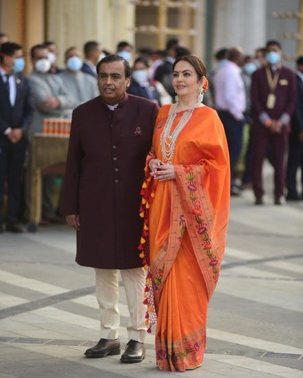 Mukesh Ambani Party: रिलायंस (Reliance) इंडस्ट्रीज के प्रमुख मुकेश अंबानी (Mukesh Ambani) ने मुंबई के जियो वर्ल्ड में राधिका मर्चेंट (Radhika Merchant) के लिए अंगरेत्रम सेरेमनी पर भव्य पार्टी का आयोजन किया। इस पार्टी में देश की जानी मानी हस्तियों ने शिरकत की। नीता अंबानी (Nita Ambani) मुकेश अंबानी के साथ पार्टी में पहुंचीं। अनिल अंबानी (Anil Ambani) और टीना मुनीम (Tina Munim) समेत पूरा अंबानी परिवार साथ नजर आया।