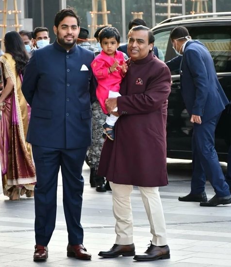 बड़े बेटे आकाश और पोते पृथ्वी के साथ मुकेश अंबानी।