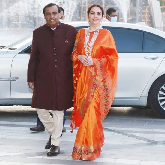 मुकेश अंबानी ने शेरवानी पहनी थी। नीता और मुकेश अंबानी की जोड़ी काफी सुंदर लग रही थी।