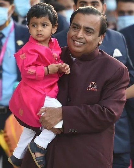 पृथ्वी आकाश अंबानी और श्लोका मेहता के बेटे हैं।