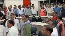 मुजफ्फरनगर बोर्ड की बैठक में वंदे मातरम के दौरान कुर्सी पर ही बैठी रहीं मुस्लिम महिला सभासद, मच गया बवाल &nbsp;