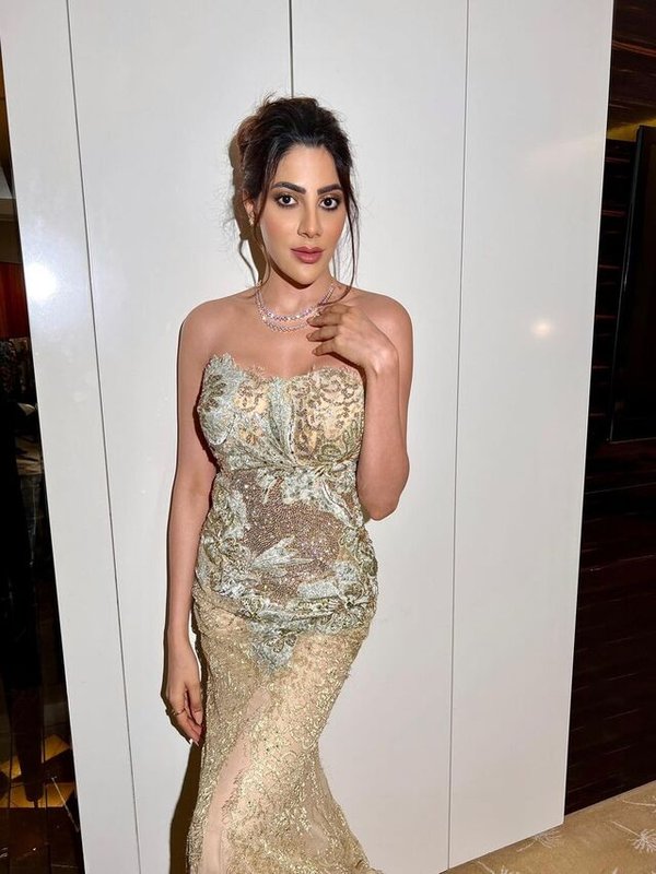 NIKKI TAMBOLI IN OFF SHOULDER LOOK