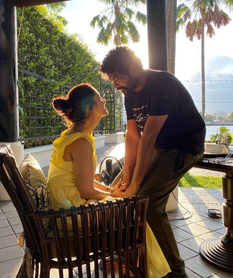 Nayanthara-Vignesh Honeymoon Photos: साउथ की लेडी सुपरस्टार नयनतारा (Nayanthara) हाल ही में विग्नेश सिवन (Vignesh Sivan) संग शादी के बंधन (Nayanthara Marriaged) में बंधी हैं। इनकी शादी में शाहरुख खान से लेकर साउथ के कई अन्य सुपरस्टार शामिल हुए थे। अब कपल हनीमून के लिए थाइलैंड पहुंचा है और यहां से कुछ तस्वीरें शेयर की हैं। 