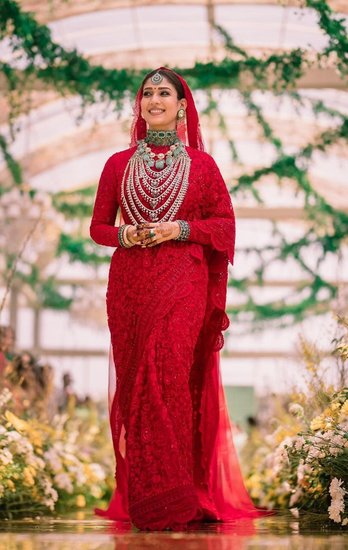 साउथ की लेडी सुपरस्टार कही जाने वाली नयनतारा शाहरुख खान के अपॉजिट फिल्म जवान में नजर आएंगी। कुछ दिन पहले ही इस फिल्म का टीजर रिलीज किया गया है। (Photo: Vignesh Shivan Instagram) (यह भी पढ़ें: इस खूबसूरत जगह पर हनीमून मनाने पहुंचे हैं नयनतारा और विग्नेश, तस्वीरों में देखिए कपल का रोमांटिक अंदाज)